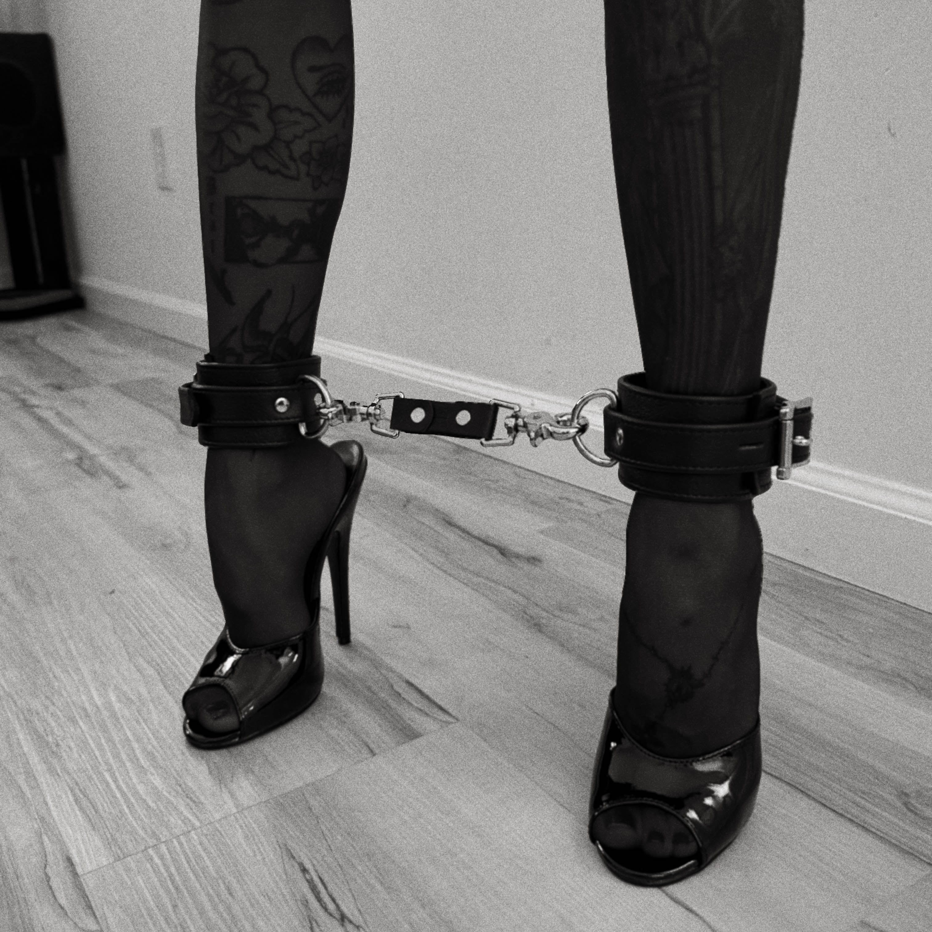 Premium Garment Leather Restraint Clip - Image 6